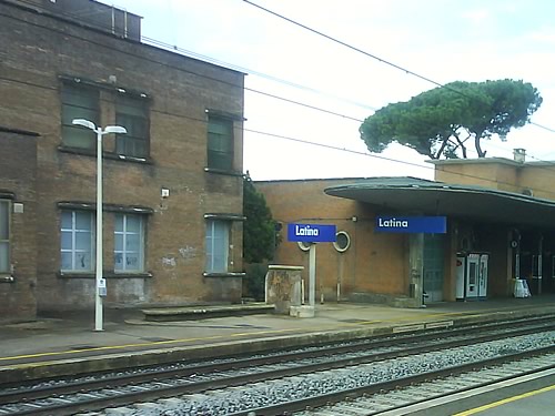 latina stazione treni foto